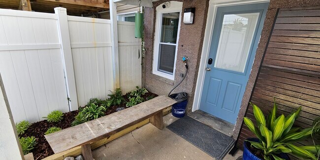 Building Photo - 4633 Kernwood Ave