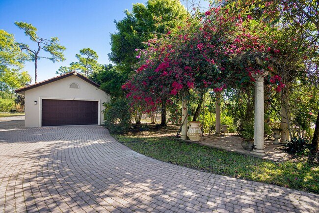 Building Photo - ** OAKES ESTATES ** 4 BED + DEN / 3.5 BATH...