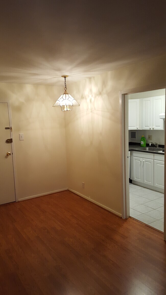 Small Breakfast Nook - 2401 H St NW