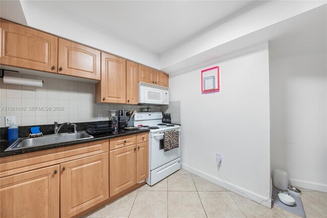 Building Photo - 9971 W Bay Harbor Dr