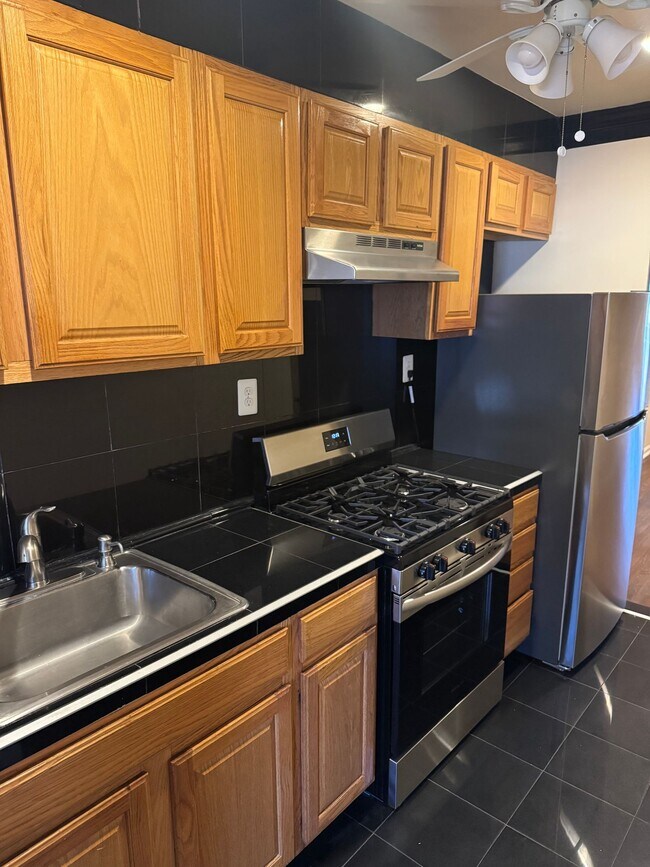 Building Photo - Move in Special! 2 Bed 1 Bath SE DC