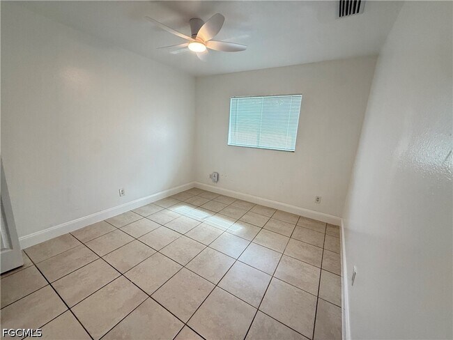 Building Photo - 700 W 12th St