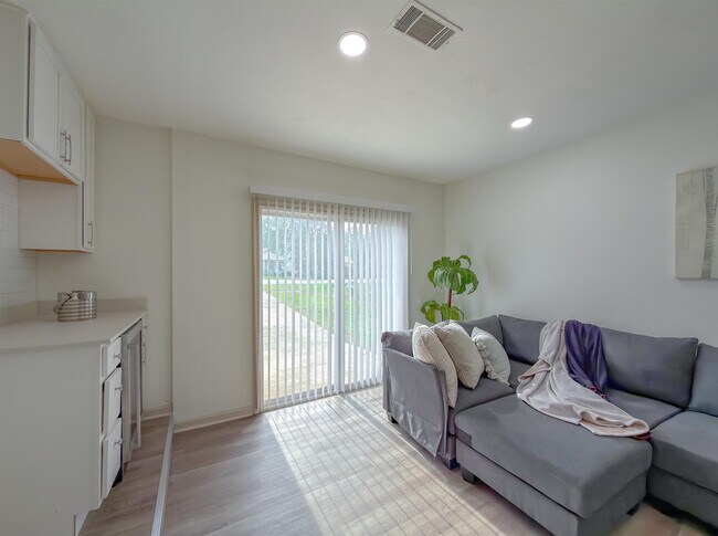 Building Photo - 2059 Little River Ln