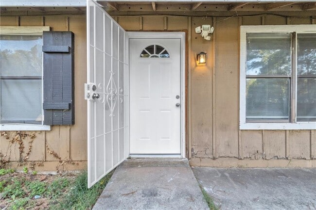 Building Photo - 8883 Homewood Dr