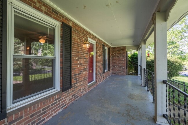 Building Photo - 4 bed and 2 bath house in Johnson City