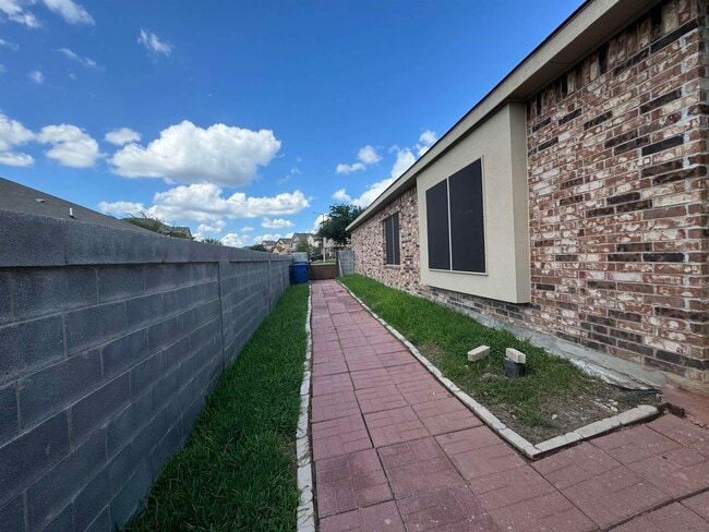 Building Photo - 411 Windmill Palm Dr