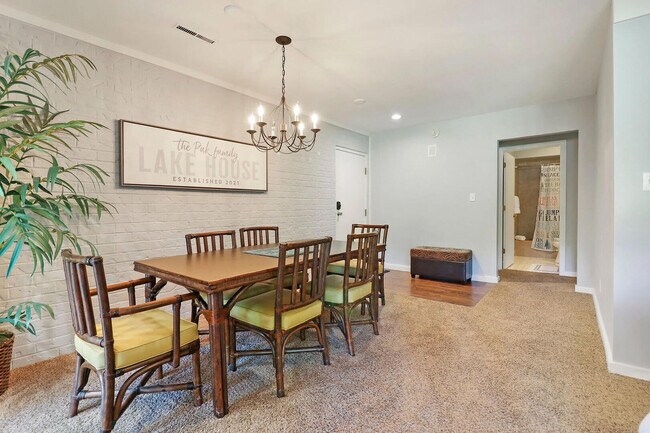 Building Photo - 31 Abbey Villa Cir