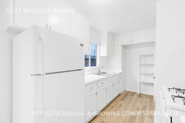 Building Photo - 6537 Woodley Ave