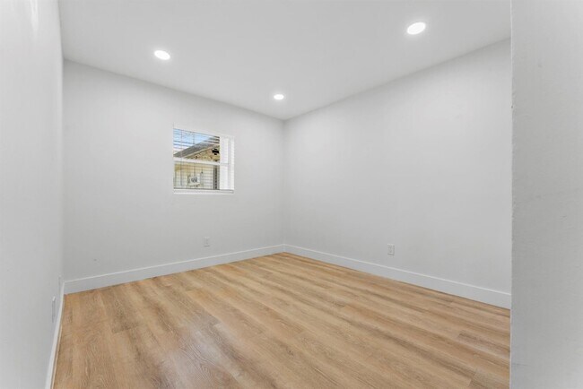 Building Photo - 632 Allen Ave