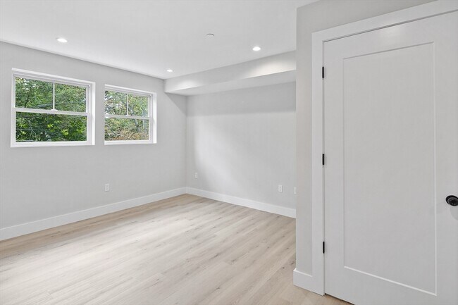 Building Photo - 186 Bedford St