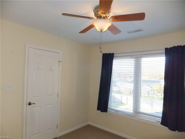 Building Photo - 4420 Clyde St