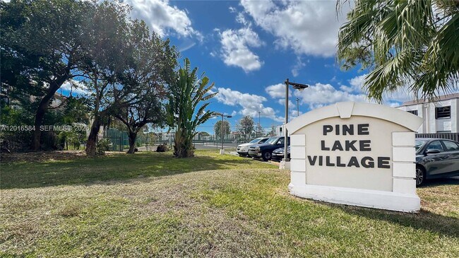 Building Photo - 8885 Fontainebleau Blvd