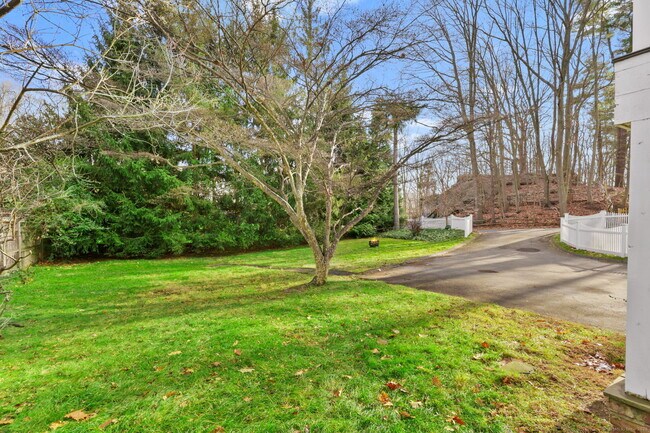 Building Photo - 53 Midbrook Ln