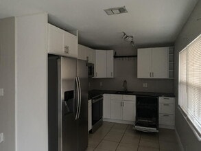 Building Photo - St Petersburg, Two beds/1 bath, laundry  and Yard.