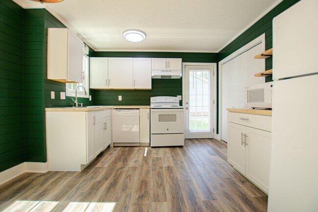 Building Photo - Updated Three Bedroom!