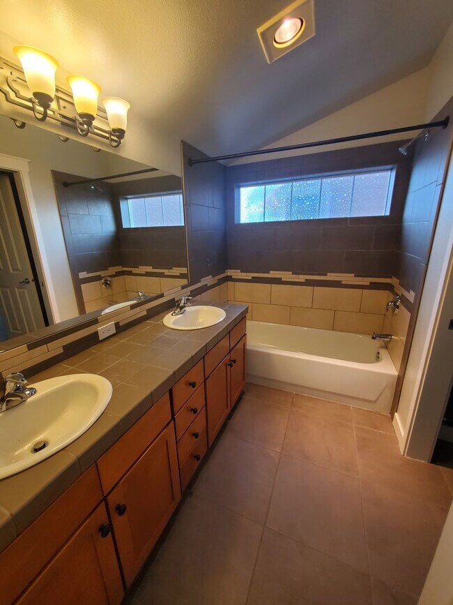 Building Photo - Modern Craftsman Living Between Ballard & Phinney Ridge