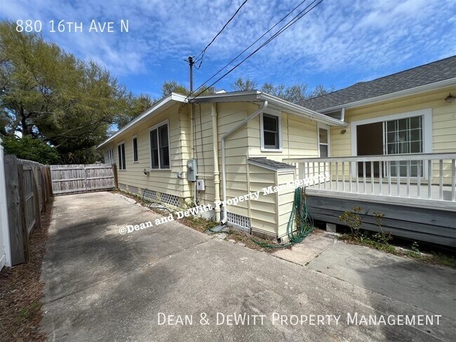 Building Photo - 880 16th Ave N