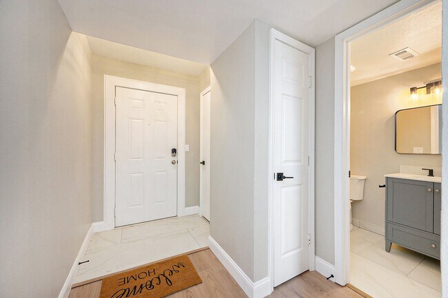 Building Photo - Updated 3BR/2BA in Great Location: Available Now