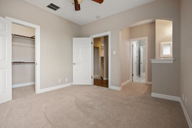 Building Photo - Spacious 2 Story 5 Bedroom , 4 full bathrooms located in Stone Oak!