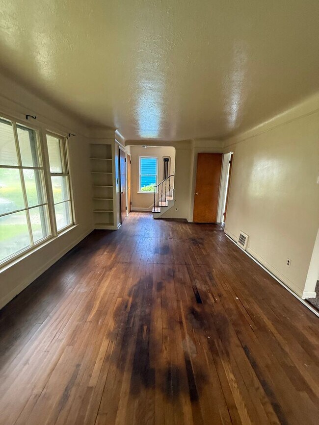 Building Photo - 3bd Single VOUCHERS ONLY!