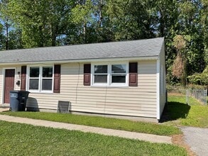 Building Photo - Come see this duplex that is conveniently ...