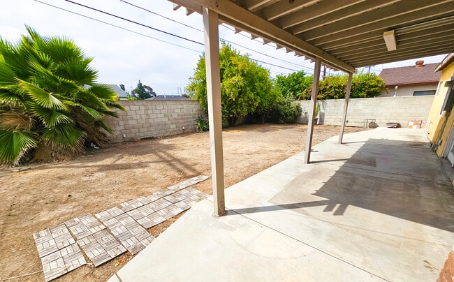 Building Photo - 2404 Foxglove Dr
