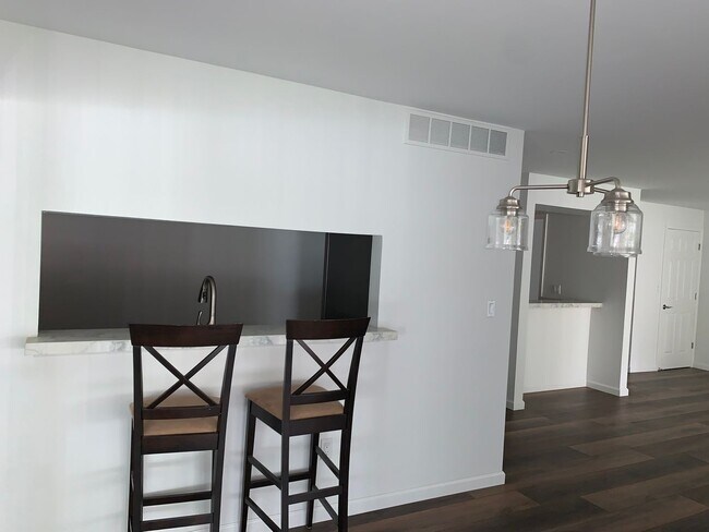 Building Photo - BEAUTIFUL 2 BED CONDO IN HEART OF LIVONIA