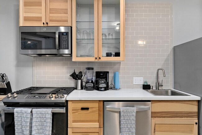 Building Photo - 3228 Broadway