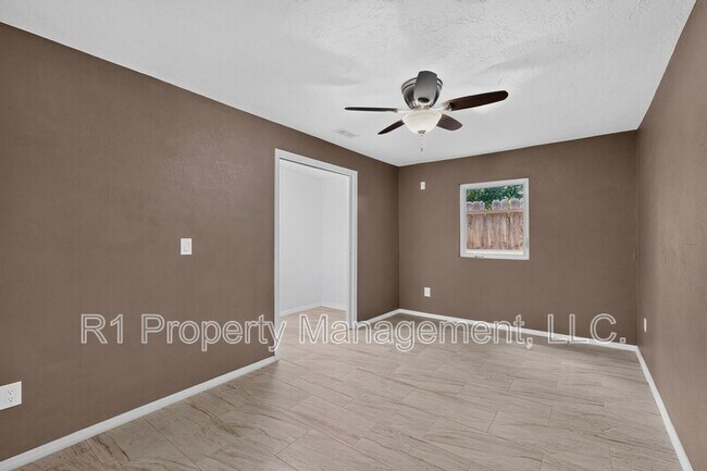 Building Photo - 823 San Lorenzo Ave NW