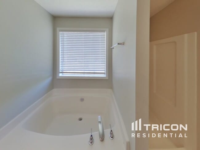 Building Photo - 2556 Tolliver Dr