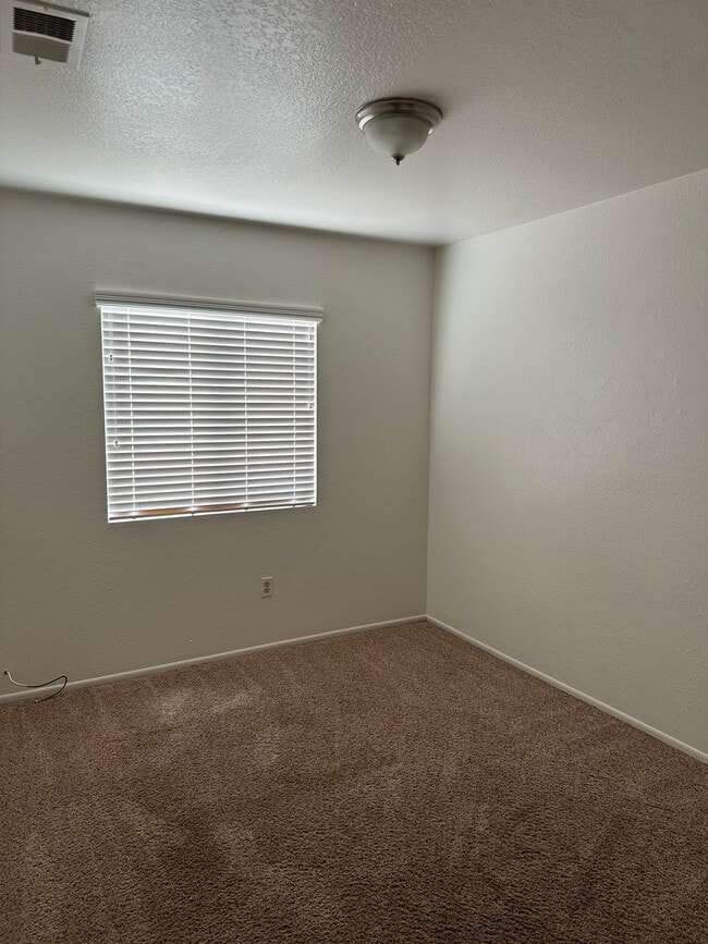 Building Photo - 3 BEDROOM SINGLE STORY