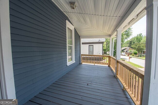 Building Photo - Will not last! Walk to the square in Newna...