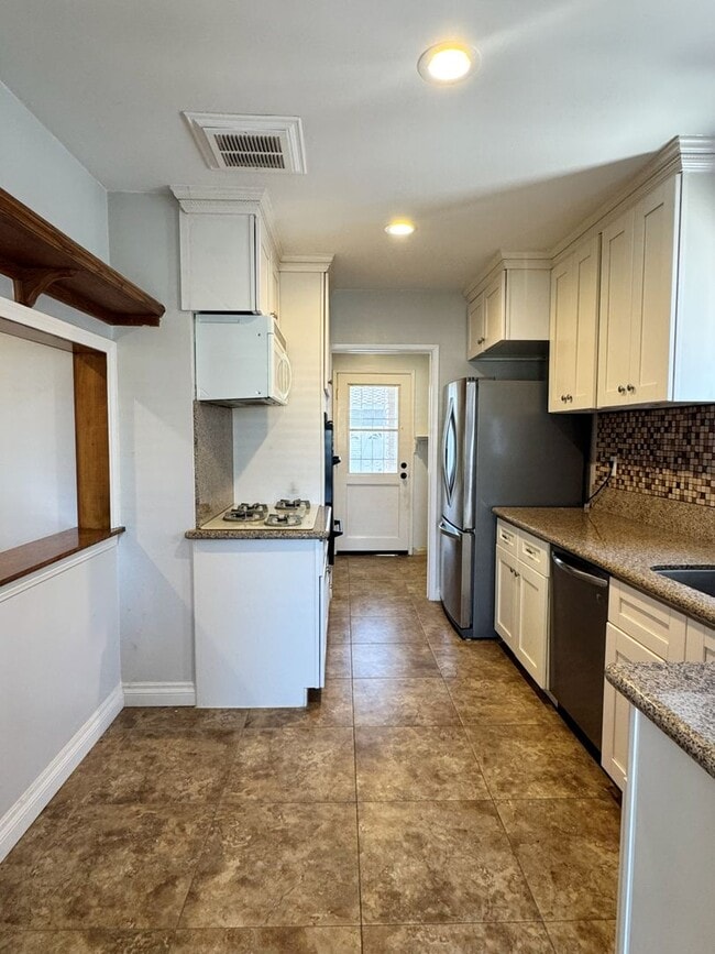 Building Photo - Charming 2-Bedroom Home with Fireplace, Backyard & Garage in Lakewood