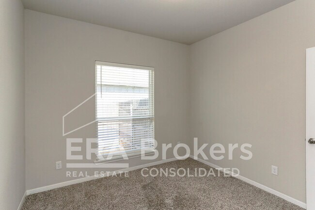 Building Photo - 4721 Highmont Dr