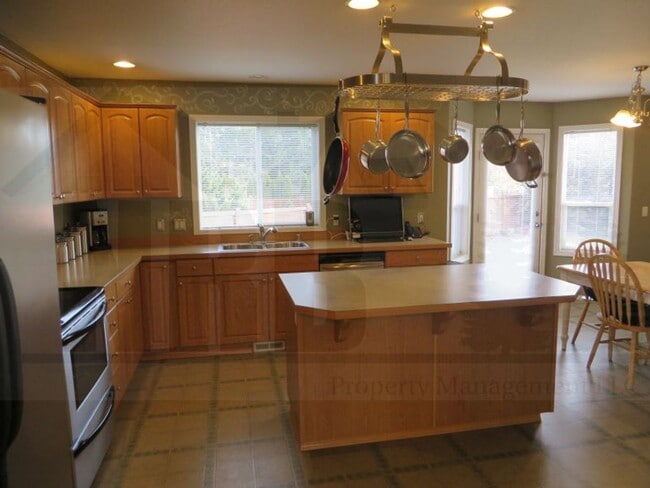 Building Photo - Gorgeous 4 bedroom House in a highly desir...