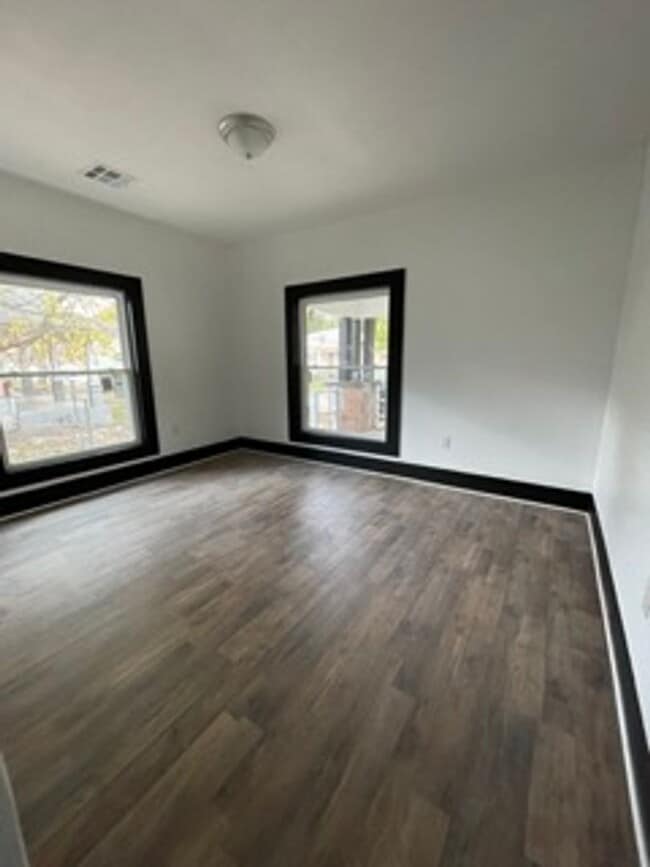 Building Photo - 3 bedroom newly remodeled