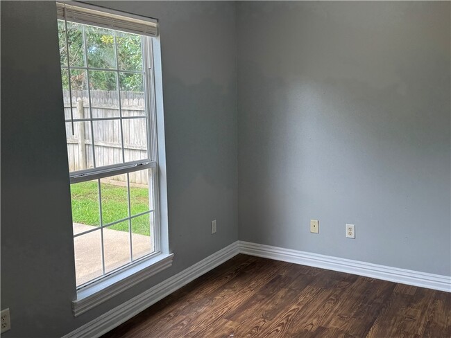 Building Photo - 860 Mockingbird Ln