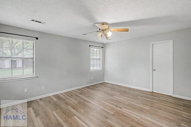 Building Photo - 21 Pinewood Ln