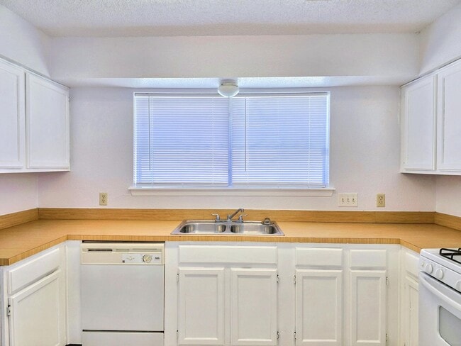 Building Photo - 14227 Blue Falls Dr
