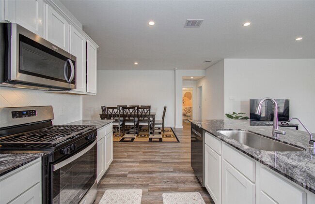 Building Photo - 8611 Shumard Oak Dr