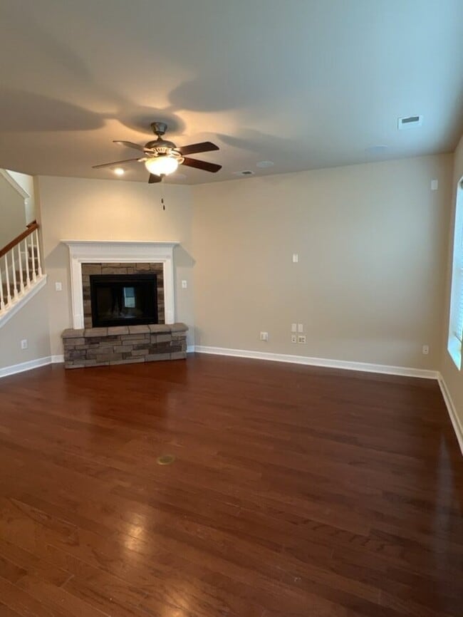 Building Photo - 579 Crossland Dr