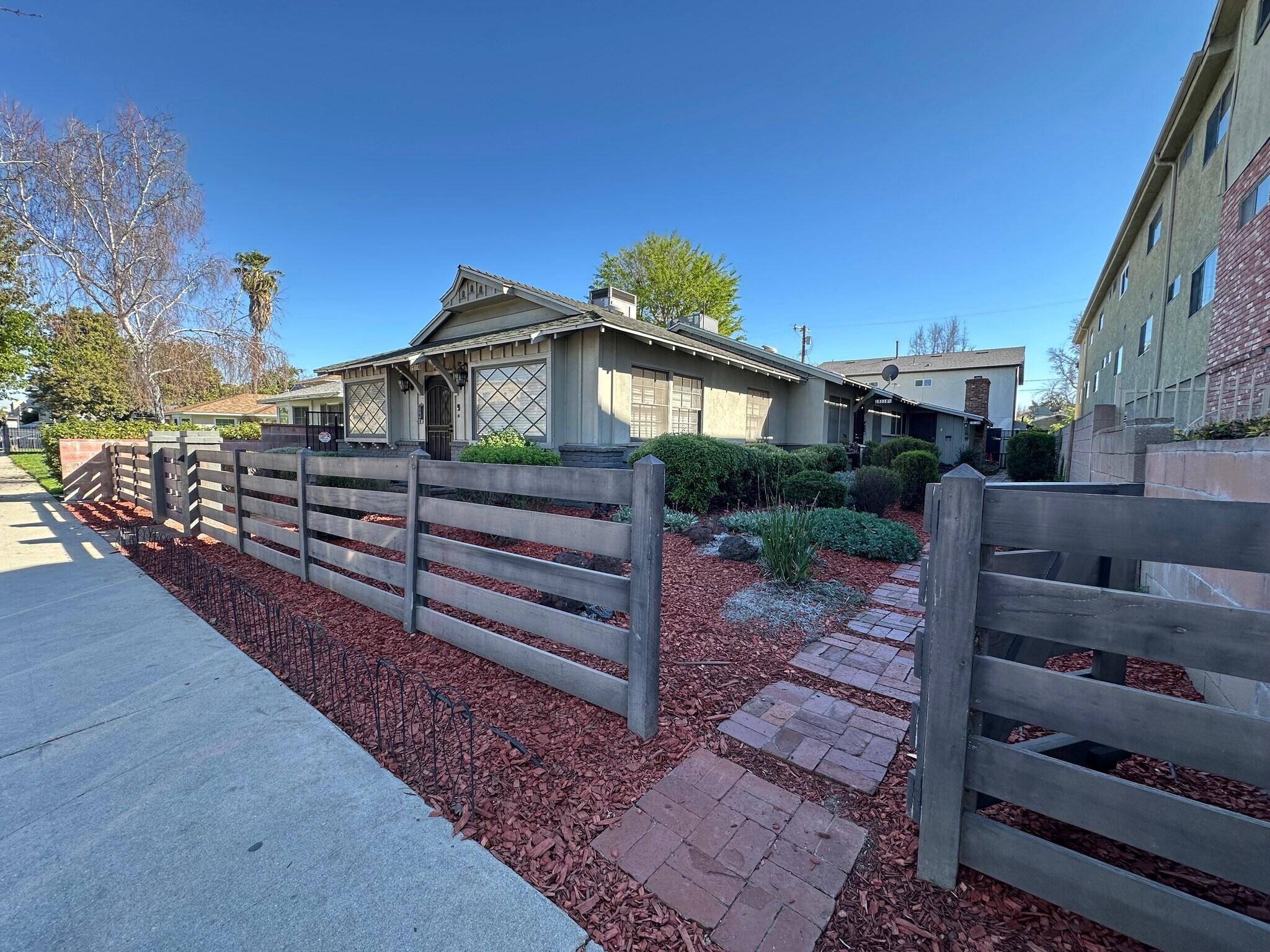 Building Photo - 15122 Burbank Blvd