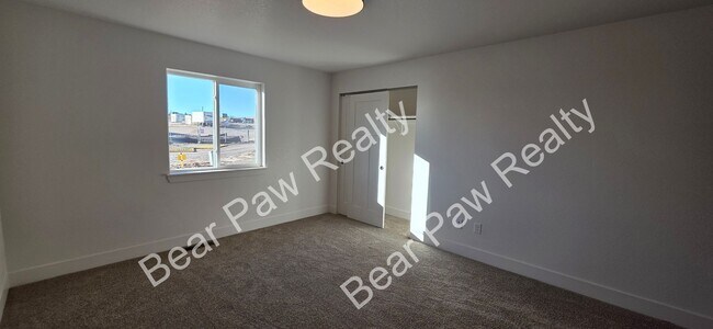 Building Photo - 1026 Center Dr