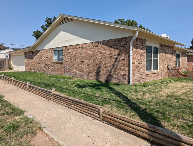 Building Photo - Fabulous Home Inside the Loop