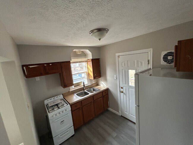 Building Photo - Comfort & Convenience on Cloverdale - Section 8 Friendly!