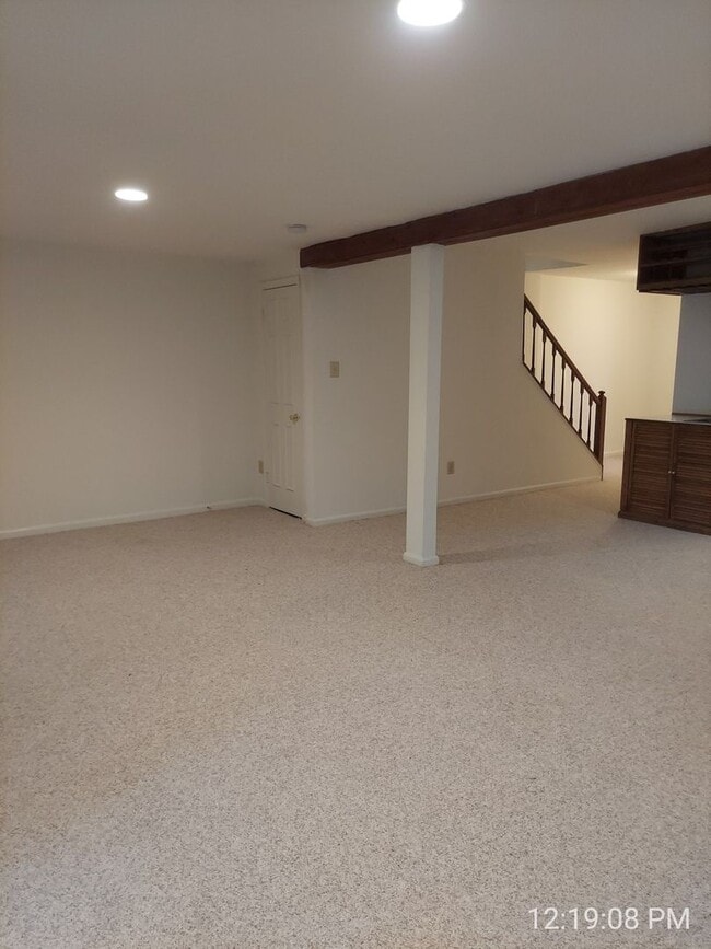 Building Photo - Spacious And Sun-Filled 3 Bedroom 2.5 Bath...
