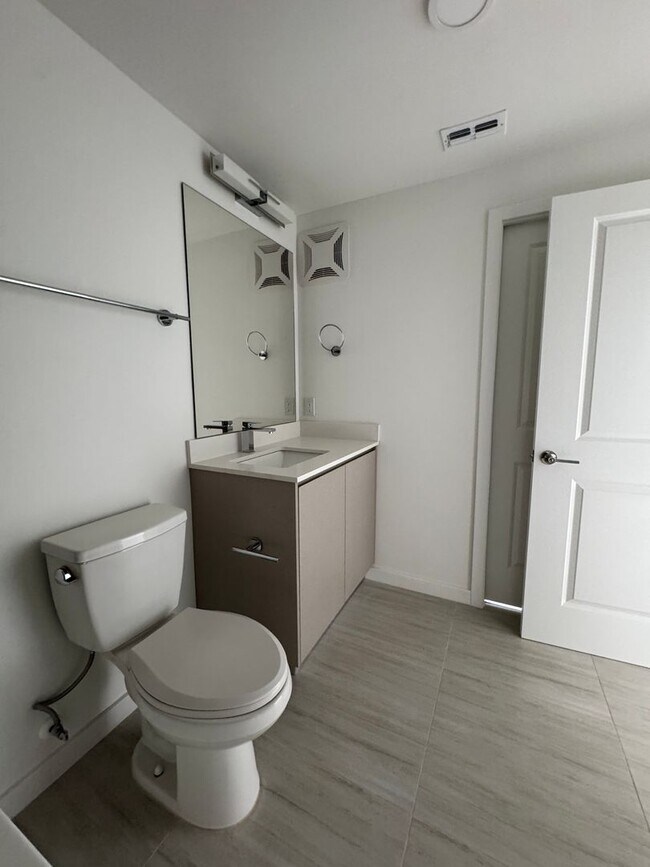 Building Photo - Cozy condo for Lease
