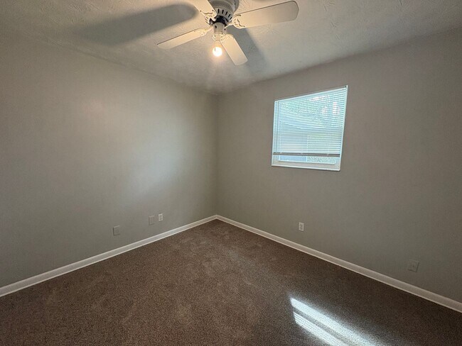 Building Photo - Move in ready 4/2 New floors, new paint