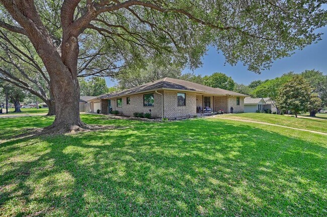 Building Photo - 1600 Pecan St