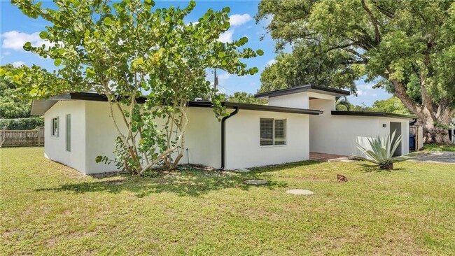 Building Photo - 2128 Sycamore Dr